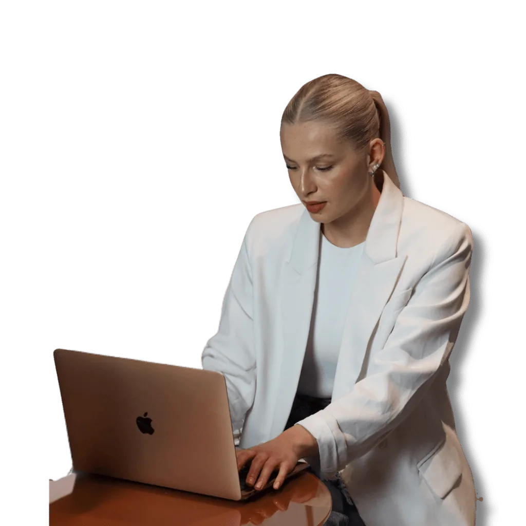 Vanessa Görner am Laptop